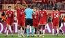 Die Bayern-Profis diskutieren mit Schiedsrichter Joao Pinheiro.