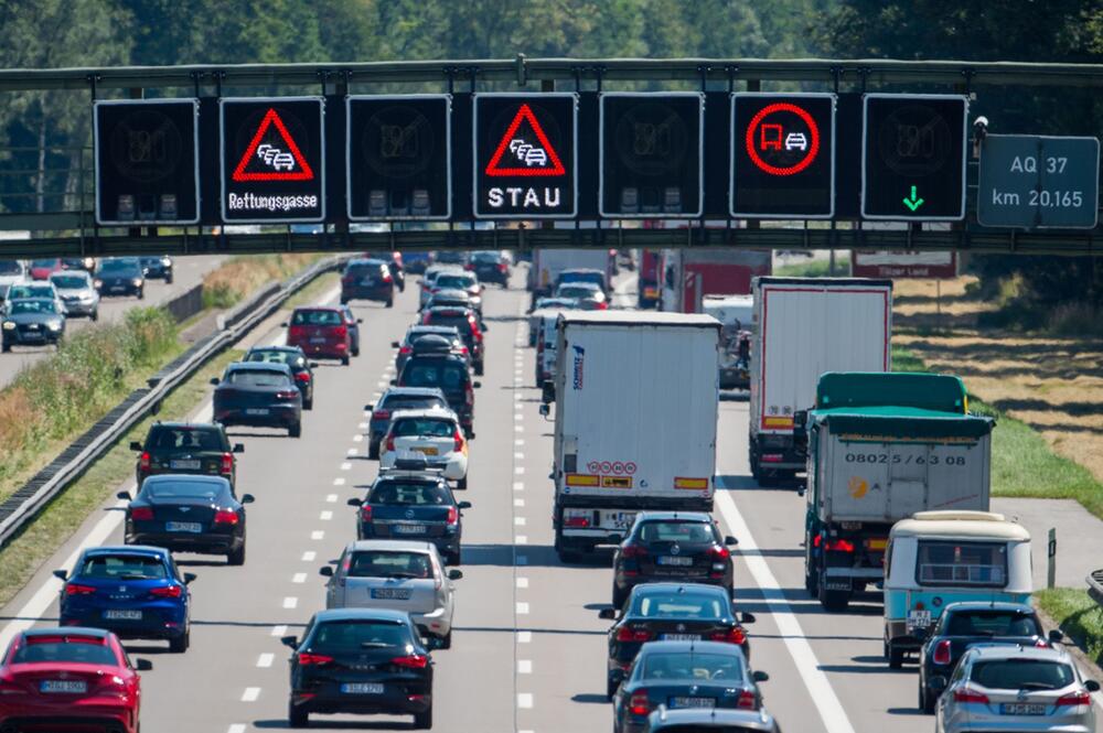 Stau auf der A8