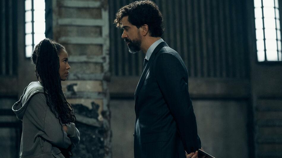 Die sichtlich skeptische Marie (Jaz Sinclair) trifft auf den neuen Dekan ihrer Uni.