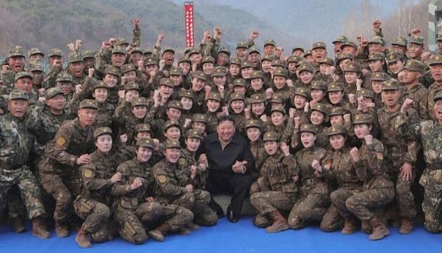 Militärtests in Nordkorea: Kim Jong Un beobachtet neue Waffen- und Truppentests